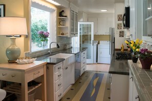 Fridge, microwave, oven, stovetop - Private Garden Home with Large Saltwater Pool, Serene Office, Fireplace etc. (Los Angeles)