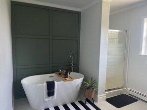 Kombinert dusj/badekar, boblebad, hårføner og håndklær