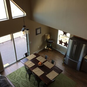 Uma sala de jantar com uma mesa de madeira, cadeiras e um buffet.