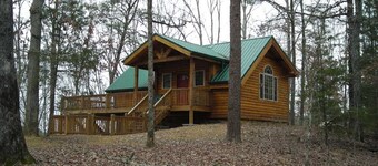 9 Secluded Acres, Hot Tub & Pet Friendly. Close to Restaurants & River Rafting