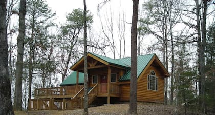 9 Secluded Acres, Hot Tub & Pet Friendly. Close to Restaurants & River Rafting