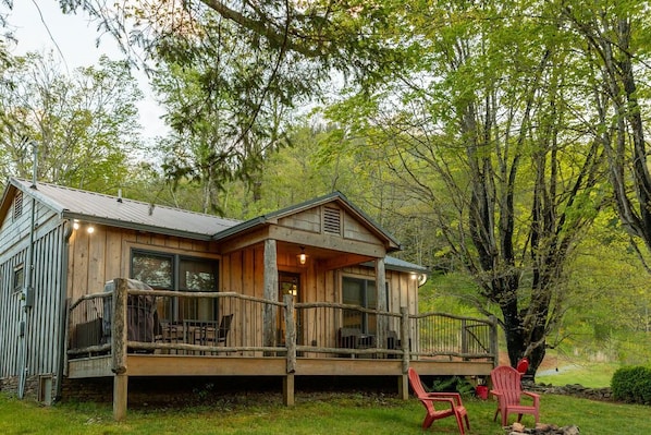 Exterior - Luxury Farm Cottage, Amazing Views, Hot Tub, See our reviews! (Sugar Grove)