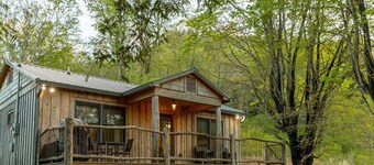 Luxury Farm Cottage, Amazing Views, Hot Tub, See our reviews! 