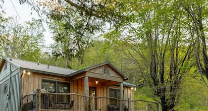 Luxury Farm Cottage, Amazing Views, Hot Tub, See our reviews!