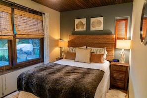 2 bedrooms, iron/ironing board, WiFi, bed sheets - Luxury Farm Cottage, Amazing Views, Hot Tub, See our reviews! (Sugar Grove)