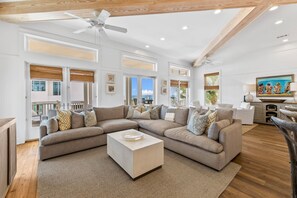 TV a schermo piatto, lettore DVD, studio