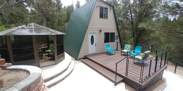 Terrace/patio - Zion's Cable Mountain Trail Head Cabin sleeps 6 boarders East Zion National Park (Orderville)