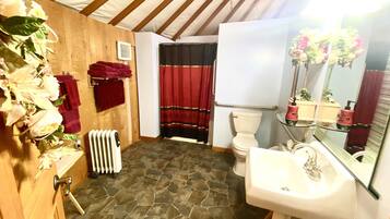 Een haardroger, handdoeken, shampoo