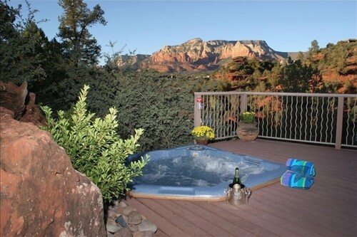 * Weitreichende Aussicht * Whirlpool * Kamin * Private Deck * Walk to Shops & Creek *