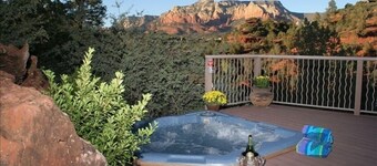 Million Dollar Views, Ensuite Jetted Tub For Two, Fireplace, Deck, Walk to All