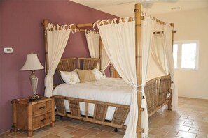 3 camere, una cassaforte in camera, una scrivania, ferro/asse da stiro