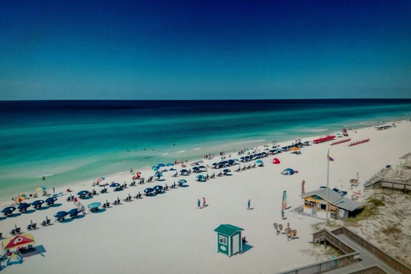 Plage à proximité, chaises longues, serviettes de plage