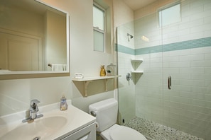 Combined shower/bathtub, hair dryer, towels, soap - Great for Longer Stays, Near Beach and Downtown Carlsbad, Pet Friendly (Carlsbad)