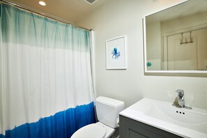 Combined shower/tub, hair dryer, towels, soap - Great for Longer Stays, Near Beach and Downtown Carlsbad, Pet Friendly (Carlsbad)
