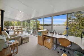 Smart TV, fireplace, video games, DVD player - Executive Lake Home on Premier Lake w Game Room & Sauna–Ultimate Retreat Awaits! (Webster)