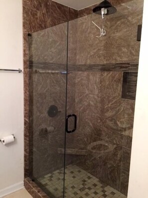 Ensemble douche/baignoire, serviettes fournies