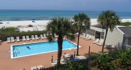 Päivitetty, tilava Gulf-edessä Condo-vain askelta rannalle!