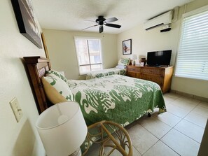 2 Schlafzimmer, Schreibtisch, Bügeleisen/Bügelbrett, Reisekinderbett