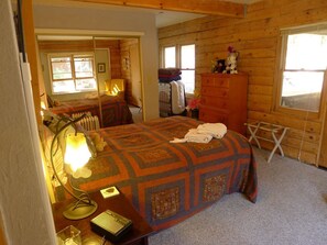 1 bedroom, WiFi, bed sheets, wheelchair access - Baby Bear's Cottage w/ private hot tub (Nevada City)