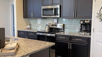 Frigorífic, microones, forn i placa de cuina