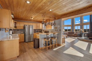 ثلاجة، ميكروويف، فرن، موقد طهي مسطح