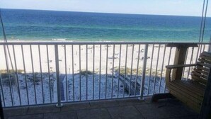 Un balcone con vista sulla spiaggia e sull'oceano.