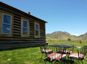 Outdoor dining - 1916 Schoolhouse near Yellowstone-horse rides,zip lining, rafting, hiking (Gardiner)