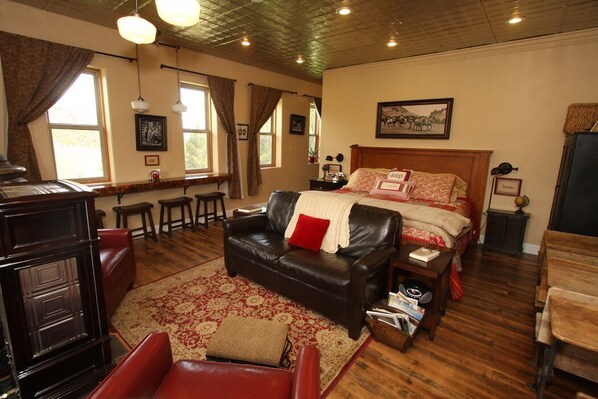 1 bedroom, travel cot, bed sheets