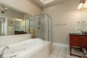 Ensemble douche/baignoire, baignoire à jets, serviettes fournies