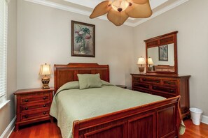 4 bedrooms, iron/ironing board, free WiFi, bed sheets - Condo pool garage short walk to beach (Myrtle Beach)