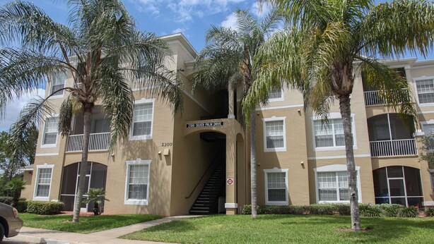 Un edificio de varios pisos con un letrero que dice "2300 Silver Palm Drive".