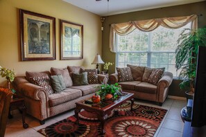 Télévision, jeux vidéo, lecteur de DVD, baby-foot