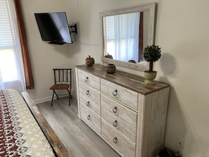 3 chambres, bureau, fer et planche Ă repasser, lit parapluie