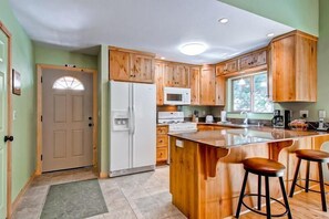 Fridge, microwave, oven, stovetop - Sequoias East (Yosemite National Park)
