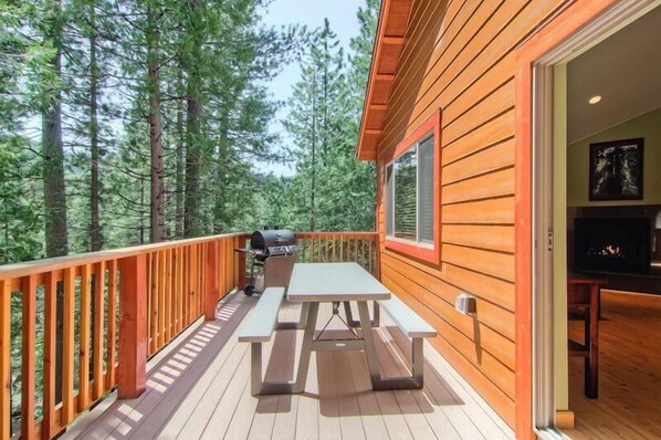 Outdoor dining - Sequoias East (Yosemite National Park)