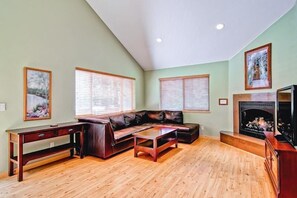 TV, fireplace - Sequoias East (Yosemite National Park)