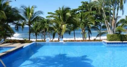 Preciosa villa con impresionantes vistas, una hermosa playa y dos piscinas infinitas