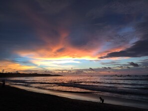 En la playa, camastros y toallas de playa 