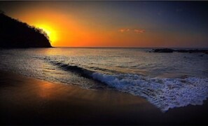Plage, chaises longues, serviettes de plage