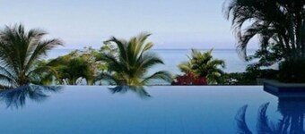 Magnifique villa avec vue imprenable, une belle plage et deux piscines à débordement