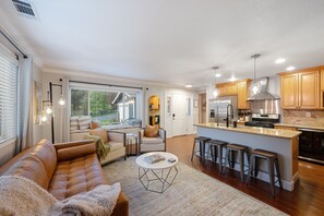 Smart-TV, Kamin, Bücher, Drucker