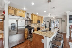 冷蔵庫、電子レンジ、オーブン、コンロ