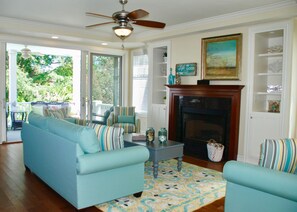 TV connectée, cheminée, table de tennis de table, livres