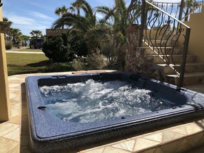 Bañera de hidromasaje al aire libre