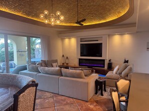 Smart TV, chimenea, reproductor de DVD, libros