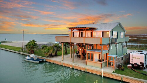 $30k Remodel Beach/Bay House on a canal - The Amazing Margarita Sunsets