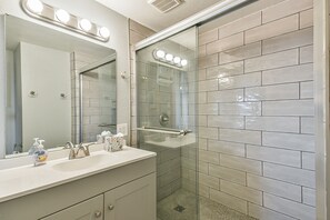 Combined shower/bathtub, towels, soap, shampoo - $30k Remodel Beach/Bay House on a canal - The Amazing Margarita Sunsets  (Freeport)