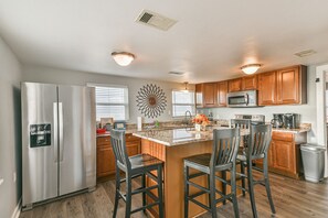 Frigorifero, microonde, forno, piano cottura