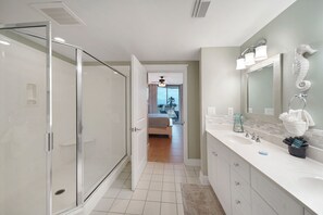 Badewanne, Haartrockner, Handtücher