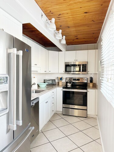 Syö, nukku, rantamökki ~ Amazing Location ~ Steps to the Beach